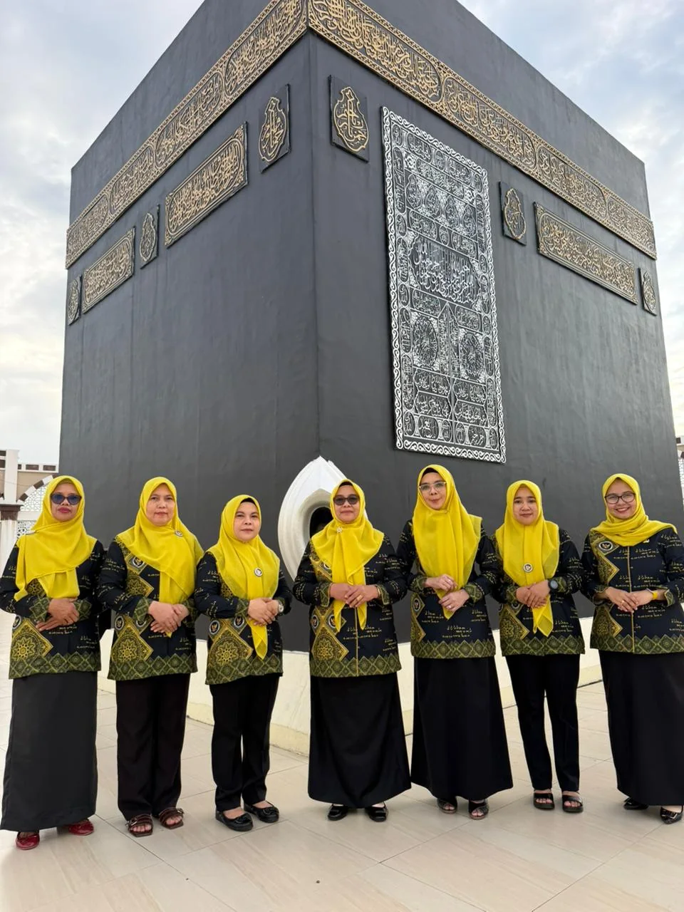 Dokumentasi kegiatan jajaran Kementerian Haji dan Umrah di area replika Kaabah